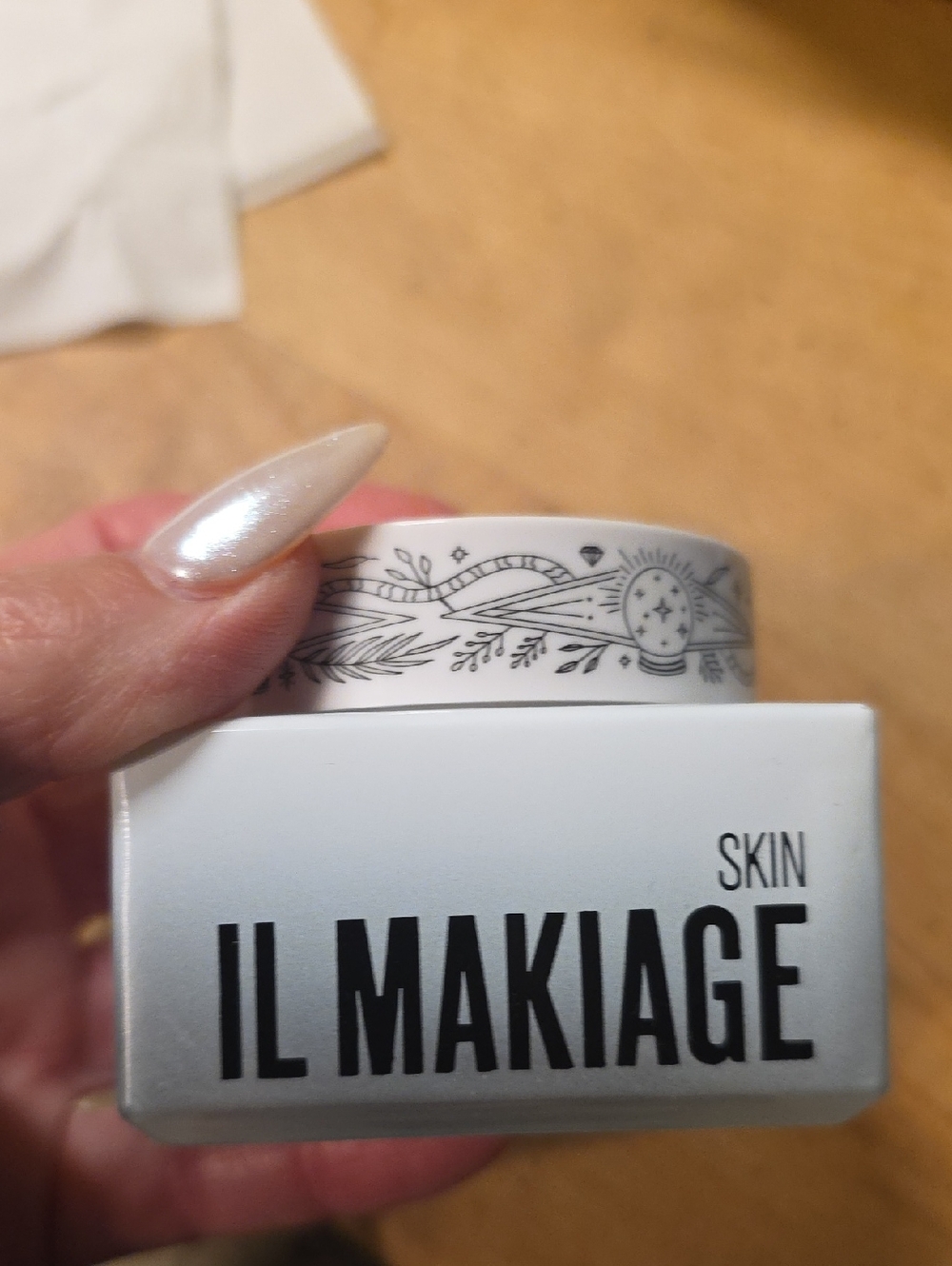IL MAKIAGE Skin Moisturizer - White and Black Accents